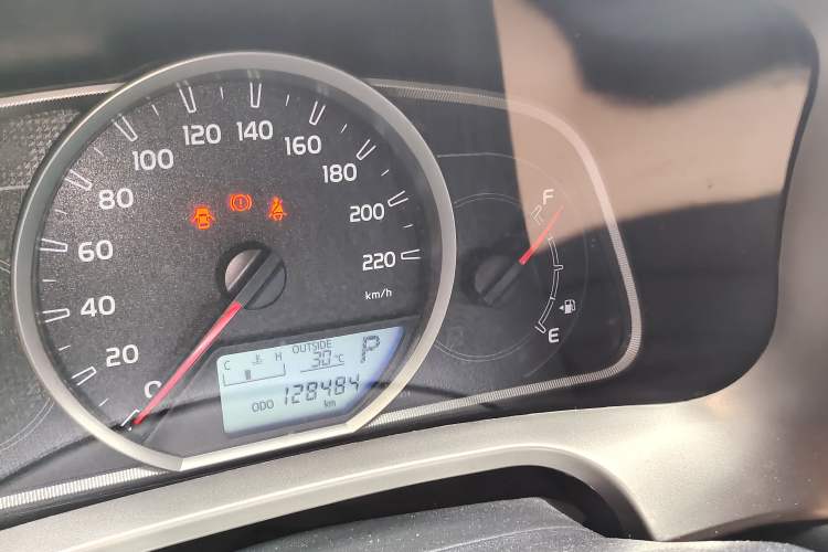 Used Toyota RAV4 2015 2.5L Automatic 4x4 Elite Edition Odometer Close Up