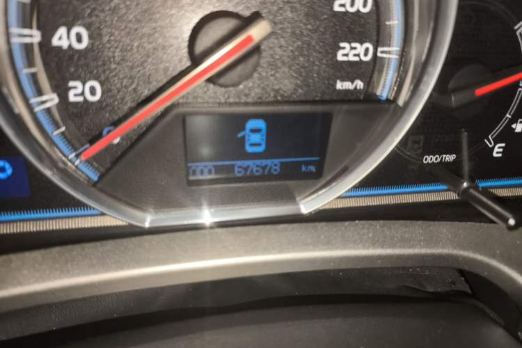 Used Toyota RAV4 2015 2.0L CVT Four-Wheel Drive New Edition Odometer Close Up