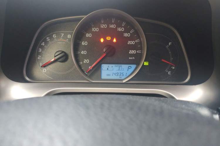 Used Toyota RAV4 2015 2.0L CVT Two-Wheel Drive Fashion Edition Odometer Close Up