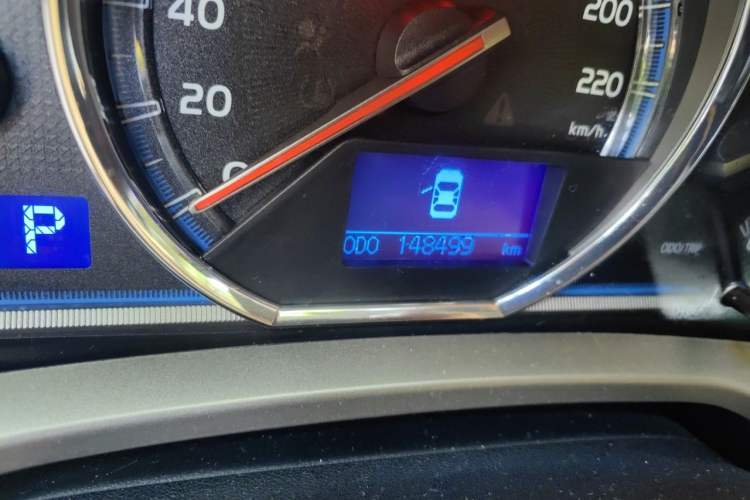 Used Toyota RAV4 2015 2.0L CVT Four-Wheel Drive New Edition Odometer Close Up