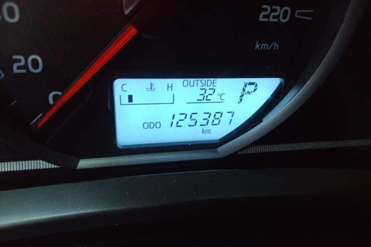 Used Toyota RAV4 2015 2.0L CVT Two-Wheel Drive Fashion Edition Odometer Close Up