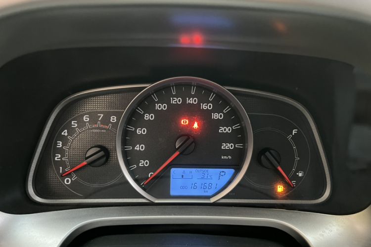 Used Toyota RAV4 2015 2.0L CVT Two-Wheel Drive Fashion Edition Odometer Close Up