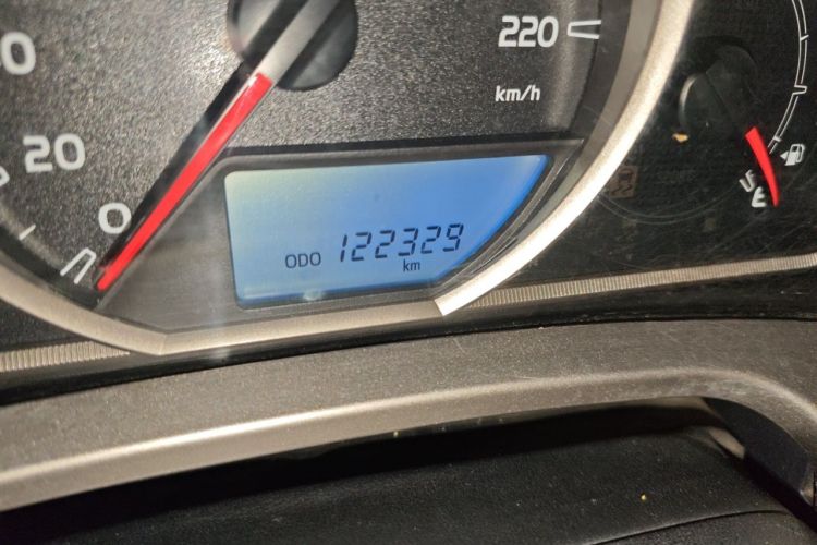 Used Toyota RAV4 2015 2.0L CVT Two-Wheel Drive Fashion Edition Odometer Close Up