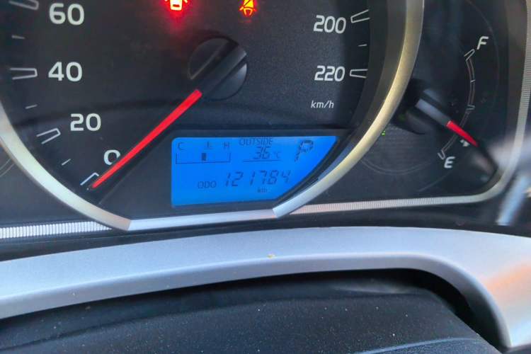 Used Toyota RAV4 2015 2.0L CVT Two-Wheel Drive Fashion Edition Odometer Close Up