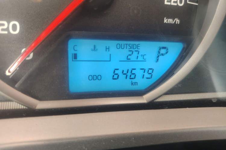Used Toyota RAV4 2015 2.0L CVT Two-Wheel Drive Fashion Edition Odometer Close Up
