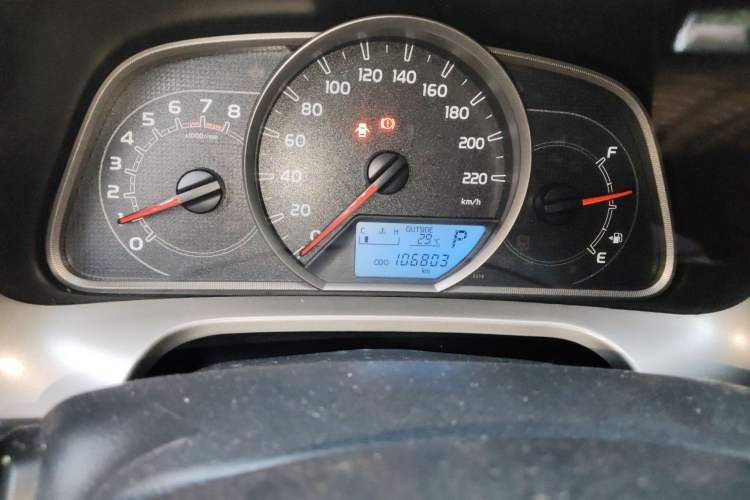 Used Toyota RAV4 2015 2.0L CVT Two-Wheel Drive Fashion Edition Odometer Close Up