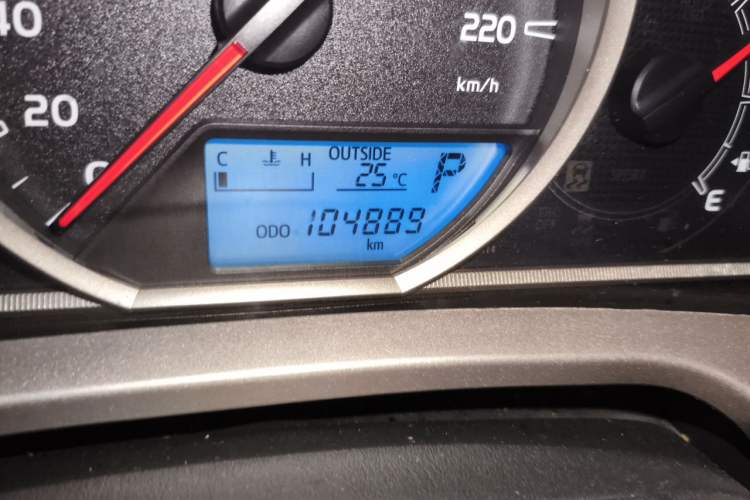 Used Toyota RAV4 2015 2.0L CVT Two-Wheel Drive Fashion Edition Odometer Close Up
