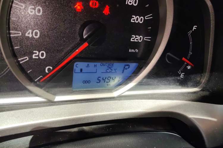 Used Toyota RAV4 2015 2.5L Automatic 4x4 Elite Edition Odometer Close Up