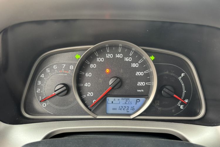 Used Toyota RAV4 2015 2.0L CVT Two-Wheel Drive Fashion Edition Odometer Close Up
