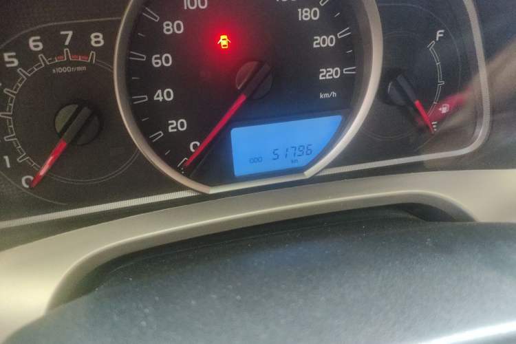 Used Toyota RAV4 2015 2.0L CVT Two-Wheel Drive Fashion Edition Odometer Close Up
