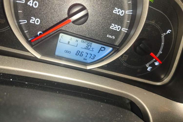Used Toyota RAV4 2015 2.0L CVT Two-Wheel Drive Fashion Edition Odometer Close Up