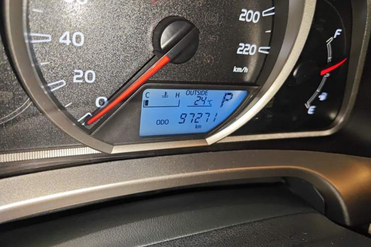Used Toyota RAV4 2015 2.5L Automatic 4x4 Elite Edition Odometer Close Up