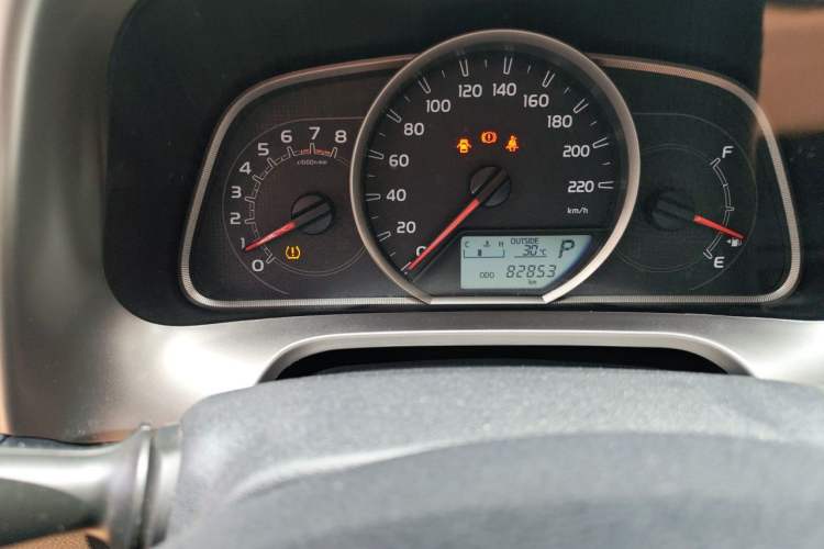 Used Toyota RAV4 2015 2.0L CVT Two-Wheel Drive Fashion Edition Odometer Close Up