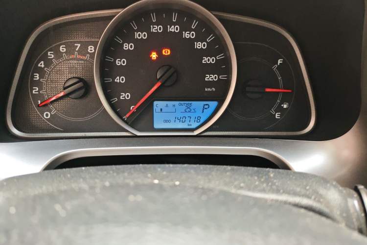 Used Toyota RAV4 2015 2.0L CVT Two-Wheel Drive Fashion Edition Odometer Close Up
