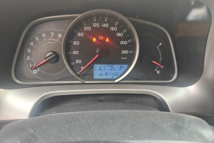 Used Toyota RAV4 2015 2.0L CVT Two-Wheel Drive Fashion Edition Odometer Close Up