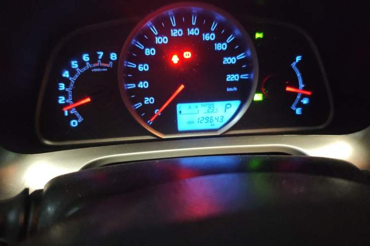 Used Toyota RAV4 2015 2.0L CVT Two-Wheel Drive Fashion Edition Odometer Close Up