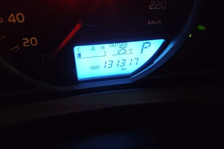 Used Toyota RAV4 2015 2.0L CVT Two-Wheel Drive Fashion Edition Odometer Close Up