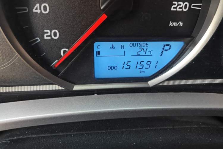 Used Toyota RAV4 2015 2.0L CVT Two-Wheel Drive Fashion Edition Odometer Close Up