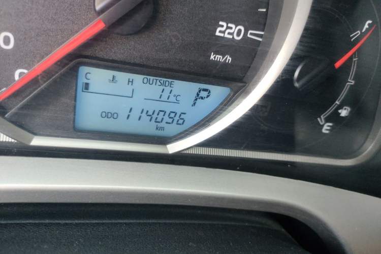 Used Toyota RAV4 2015 2.5L Automatic 4x4 Elite Edition Odometer Close Up