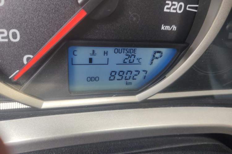 Used Toyota RAV4 2015 2.5L Automatic 4x4 Elite Edition Odometer Close Up