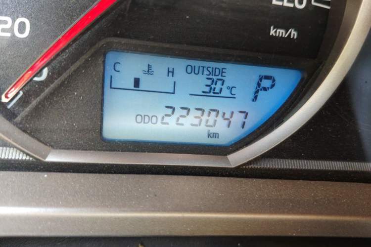 Used Toyota RAV4 2015 2.0L CVT Two-Wheel Drive Fashion Edition Odometer Close Up