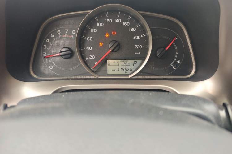 Used Toyota RAV4 2015 2.0L CVT Two-Wheel Drive Fashion Edition Odometer Close Up