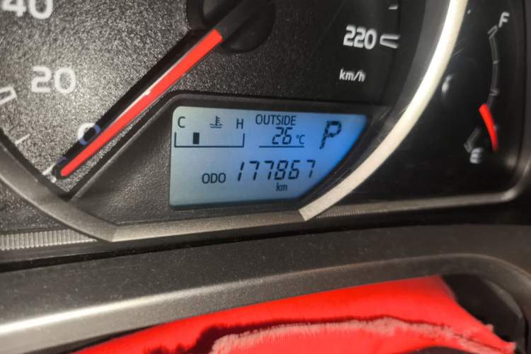 Used Toyota RAV4 2015 2.0L CVT Two-Wheel Drive Fashion Edition Odometer Close Up