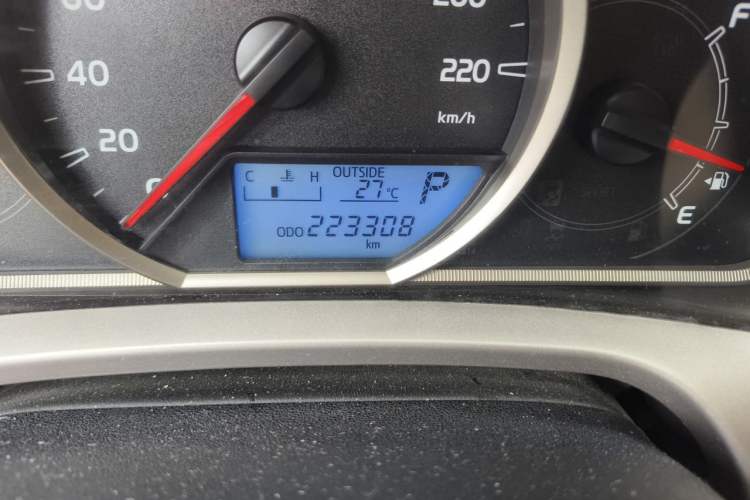 Used Toyota RAV4 2015 2.0L CVT Two-Wheel Drive Fashion Edition Odometer Close Up