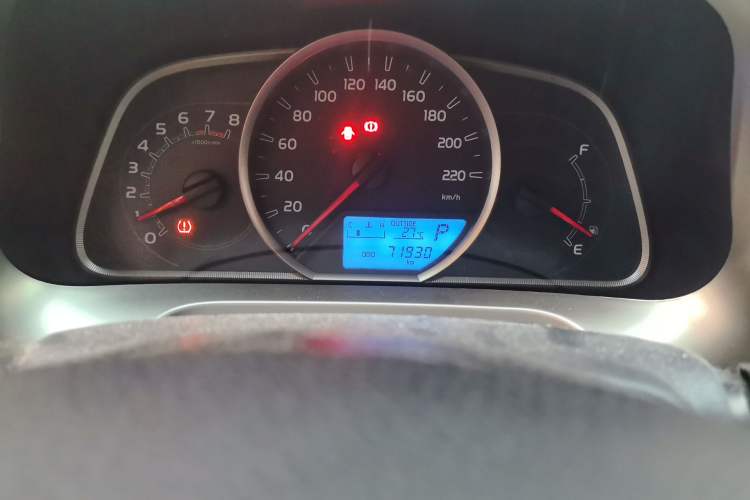 Used Toyota RAV4 2015 2.0L CVT Two-Wheel Drive Fashion Edition Odometer Close Up