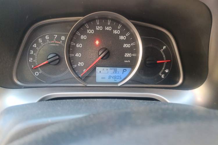 Used Toyota RAV4 2015 2.5L Automatic 4x4 Elite Edition Odometer Close Up