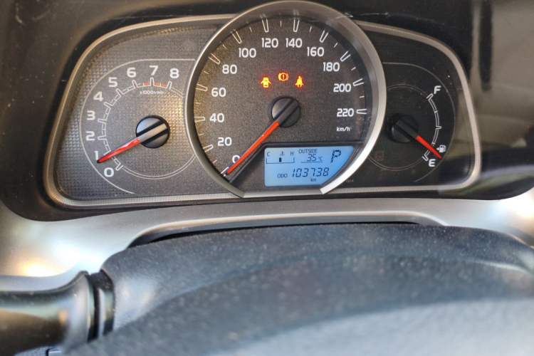 Used Toyota RAV4 2015 2.0L CVT Two-Wheel Drive Fashion Edition Odometer Close Up