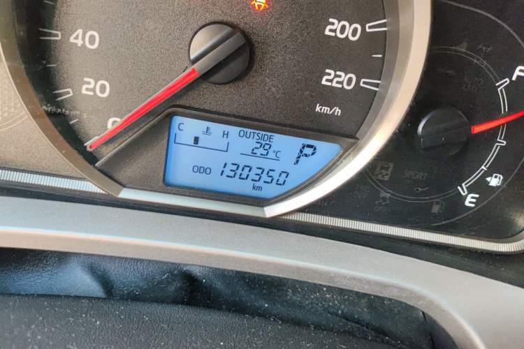 Used Toyota RAV4 2015 2.5L Automatic 4x4 Elite Edition Odometer Close Up
