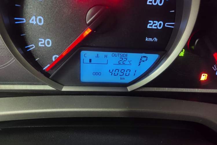 Used Toyota RAV4 2015 2.5L Automatic 4x4 Elite Edition Odometer Close Up