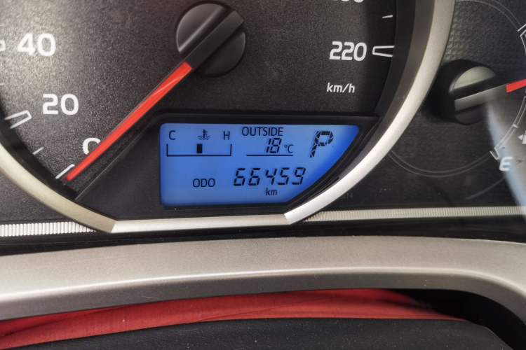 Used Toyota RAV4 2015 2.0L CVT Two-Wheel Drive Fashion Edition Odometer Close Up