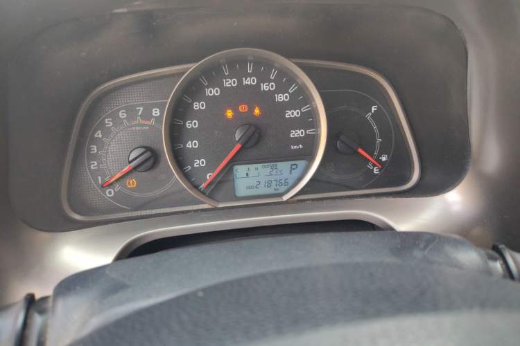 Used Toyota RAV4 2015 2.0L CVT Two-Wheel Drive Fashion Edition Odometer Close Up