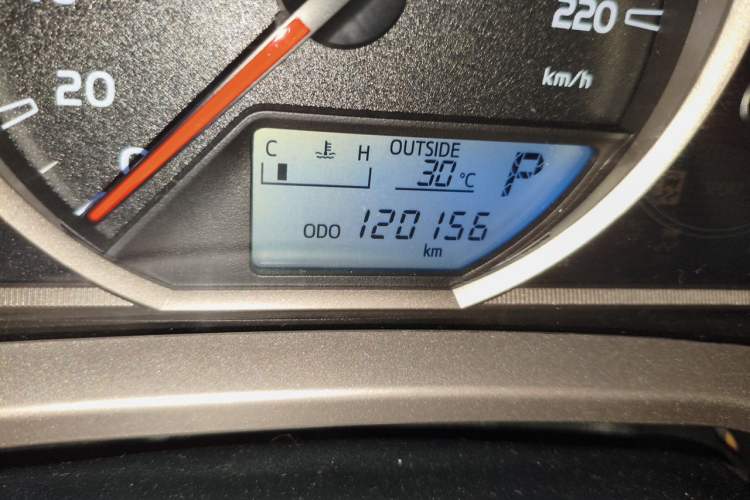 Used Toyota RAV4 2015 2.0L CVT Two-Wheel Drive Fashion Edition Odometer Close Up