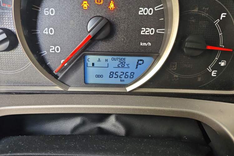 Used Toyota RAV4 2015 2.5L Automatic 4x4 Elite Edition Odometer Close Up