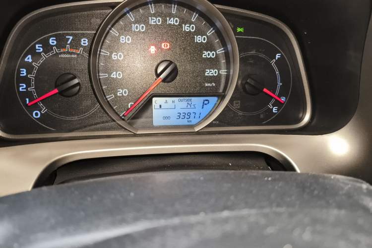 Used Toyota RAV4 2015 2.0L CVT Two-Wheel Drive Fashion Edition Odometer Close Up
