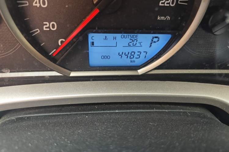 Used Toyota RAV4 2015 2.0L CVT Two-Wheel Drive Fashion Edition Odometer Close Up