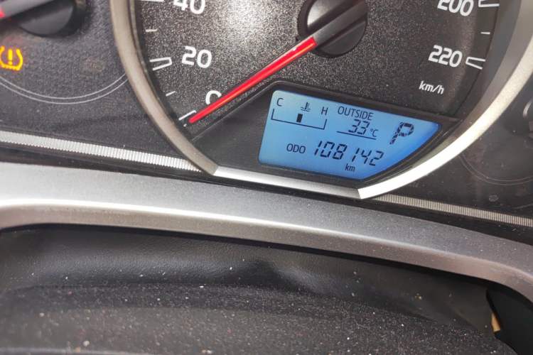 Used Toyota RAV4 2015 2.0L CVT Two-Wheel Drive Fashion Edition Odometer Close Up