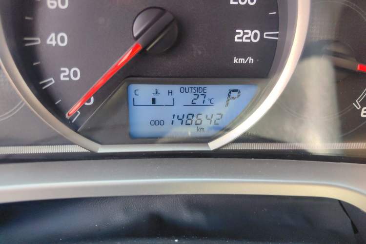 Used Toyota RAV4 2015 2.5L Automatic 4x4 Elite Edition Odometer Close Up
