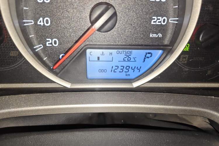 Used Toyota RAV4 2015 2.0L CVT Two-Wheel Drive Fashion Edition Odometer Close Up