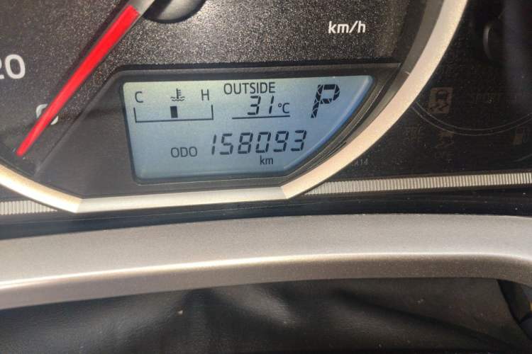 Used Toyota RAV4 2015 2.0L CVT Two-Wheel Drive Fashion Edition Odometer Close Up