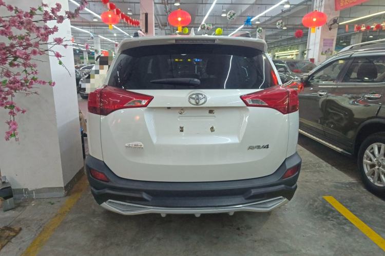 Used Toyota RAV4 2015 2.0L CVT Two-Wheel Drive Fashion Edition Rear