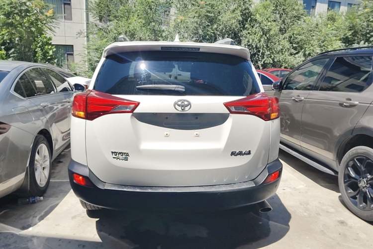 Used Toyota RAV4 2015 2.0L CVT Two-Wheel Drive Fashion Edition Rear