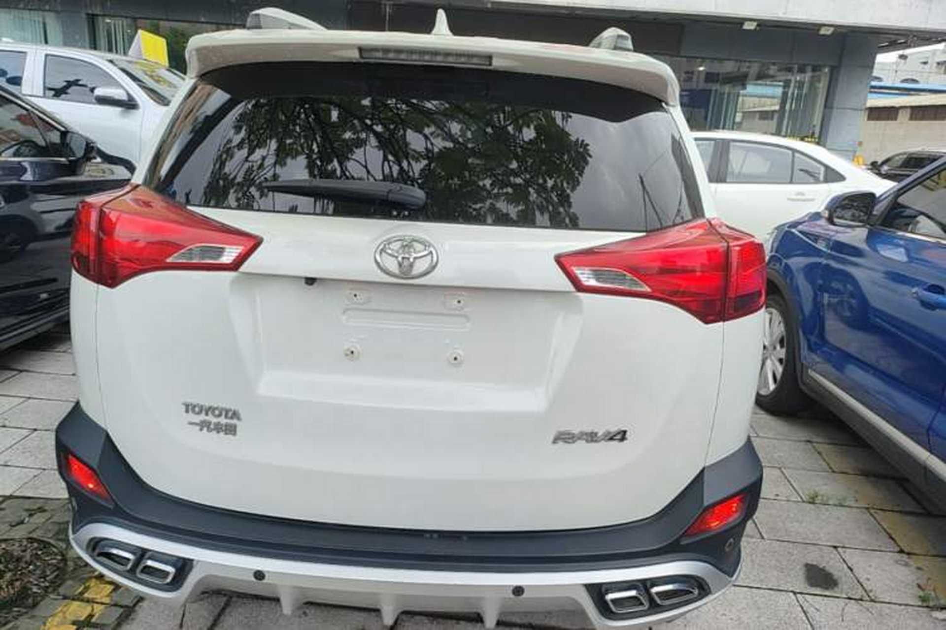 Used Toyota RAV4 2015 2.0L CVT Two-Wheel Drive Fashion Edition Rear