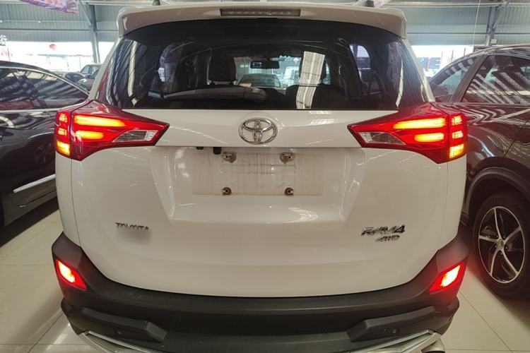 Used Toyota RAV4 2015 2.0L CVT Two-Wheel Drive Fashion Edition Rear