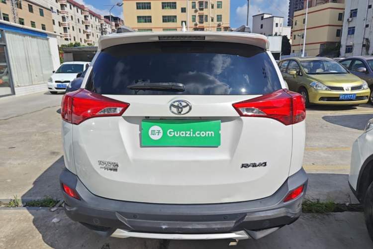 Used Toyota RAV4 2015 2.0L CVT Two-Wheel Drive Fashion Edition Rear