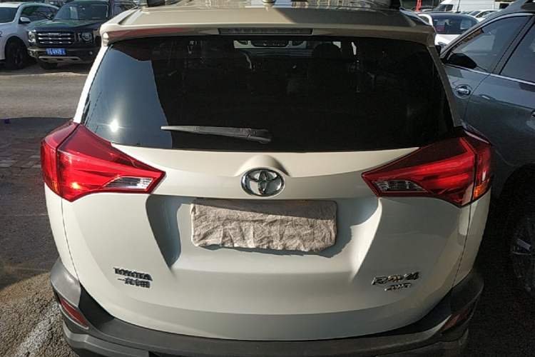 Used Toyota RAV4 2015 2.0L CVT Two-Wheel Drive Fashion Edition Rear