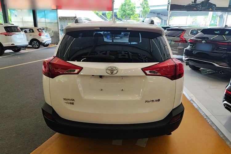 Used Toyota RAV4 2015 2.0L CVT Two-Wheel Drive Fashion Edition Rear